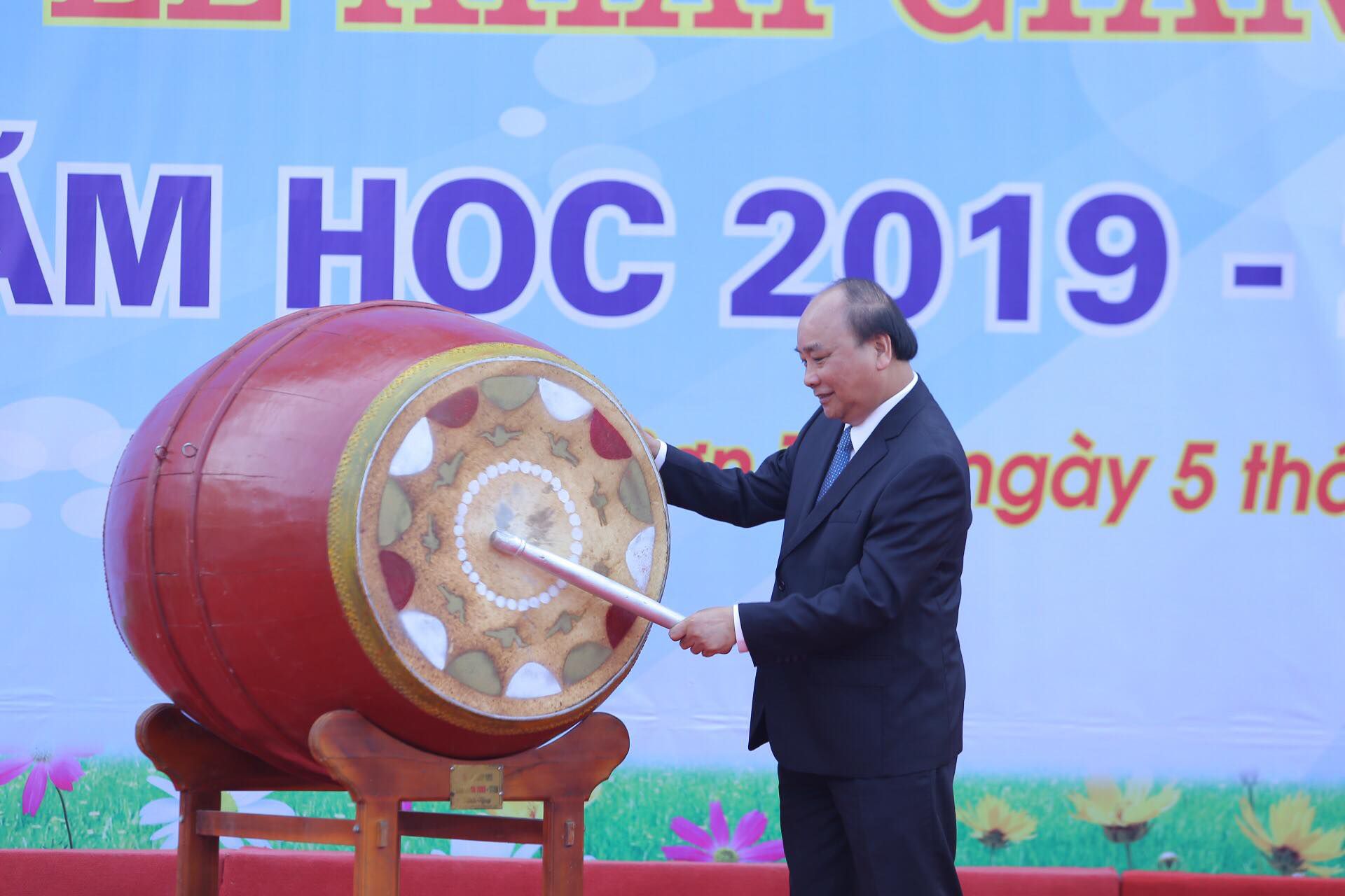 ບັນດານັກສຶກສາຫວຽດນາມສະແດງຄວາມຍິນດີກັບພິທີເປີດສົກຮຽນໃໝ່ 2019 - 2020