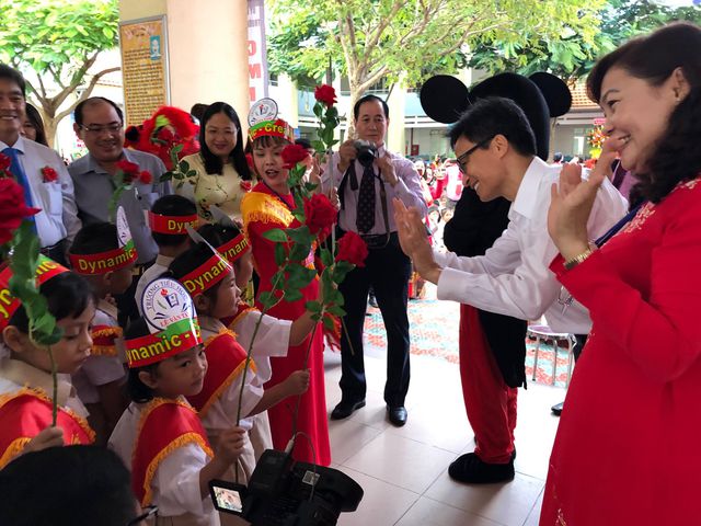 ບັນດານັກສຶກສາຫວຽດນາມສະແດງຄວາມຍິນດີກັບພິທີເປີດສົກຮຽນໃໝ່ 2019 - 2020
