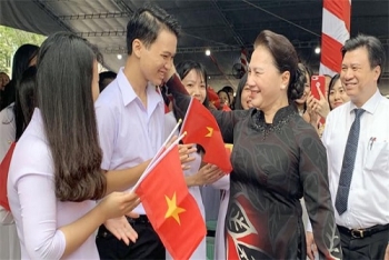 ບັນດານັກສຶກສາຫວຽດນາມສະແດງຄວາມຍິນດີກັບພິທີເປີດສົກຮຽນໃໝ່ 2019 - 2020