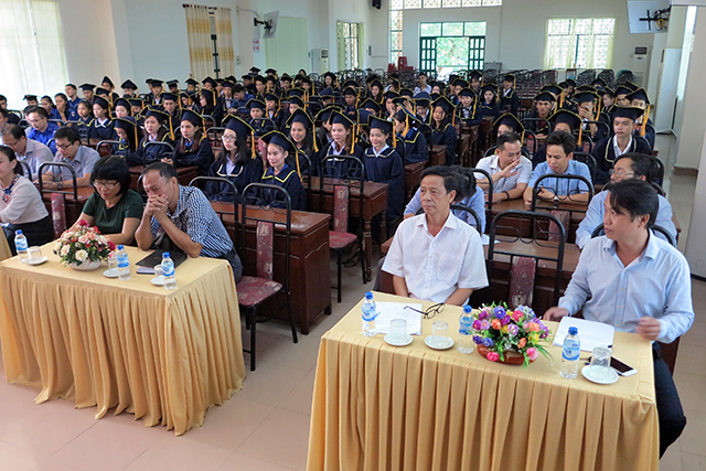 ມະຫາວິທະຍາໄລ ຟ້າມວັນດົງ (ແຂວງ ກ໋ວາງ ຫງ໋າຍ) ມອບໃບປະກາດຈົບຊຸດຮຽນພາສາຫວຽດໃຫ້ນັກສຶກສາ ລາວ ຈຳນວນ 113 ຄົນ