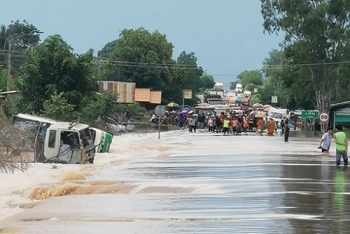ຫາລືເລັ່ງແກ້ໄຂບັນຫາໄພພິບັດນ້ຳຖ້ວມຮີບດ່ວນ ຢູ່ແຂວງພາກກາງ ແລະ ພາກໃຕ້