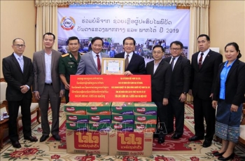 ສະຖານທູດຫວຽດນາມປະຈຳລາວ ມອບເງິນຊ່ວຍເຫລືອລາວ ເພື່ອຜ່ານຜ່າຜົນຮ້າຍຈາກໄພທຳມະຊາດ