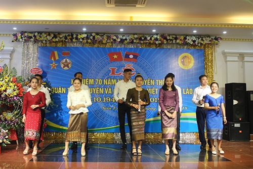 ສະເຫຼີມສະຫຼອງວັນມູນເຊື້ອທະຫານອາສາສະໝັກ ແລະ ຊ່ຽວຊານຫວຽດນາມ ຢູ່ ລາວ
