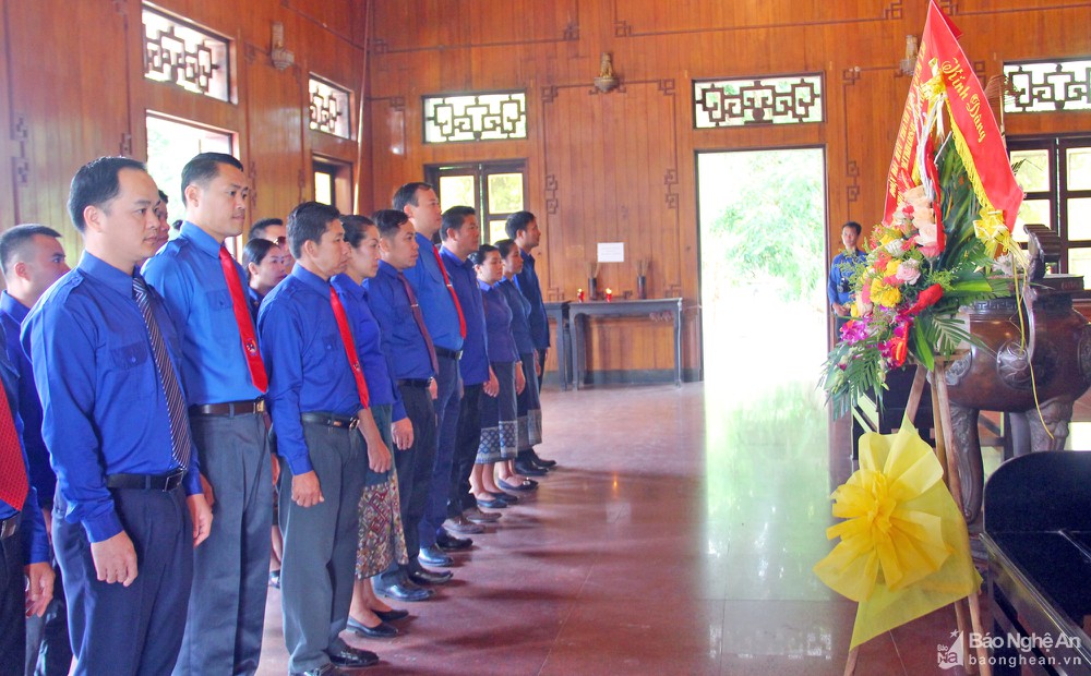 ຄະນະຜູ້ແທນຊາວໜູ່ມ 3 ແຂວງ ຂອງປະເທດລາວ ໄດ້ວາງທູບ ຢູ່ບັນດາສະຖານທີ່ຮອງຮ່ອຍ ແຂວງເຫງະອານ