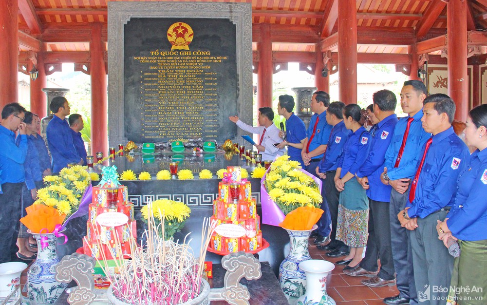 ຄະນະຜູ້ແທນຊາວໜູ່ມ 3 ແຂວງ ຂອງປະເທດລາວ ໄດ້ວາງທູບ ຢູ່ບັນດາສະຖານທີ່ຮອງຮ່ອຍ ແຂວງເຫງະອານ
