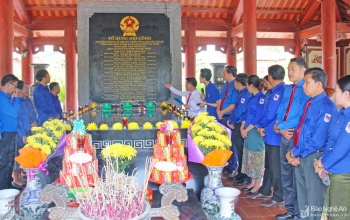 ຄະນະຜູ້ແທນຊາວໜູ່ມ 3 ແຂວງ ຂອງປະເທດລາວ ໄດ້ວາງທູບ ຢູ່ບັນດາສະຖານທີ່ຮອງຮ່ອຍ ແຂວງເຫງະອານ