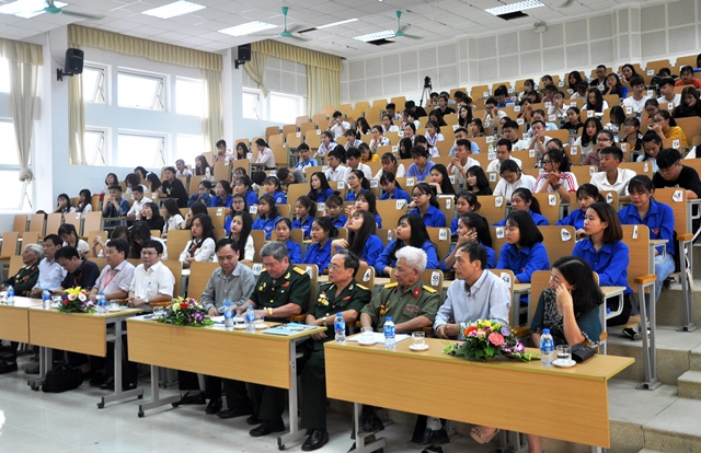 ສະເຫຼີມສະຫຼອງ 70 ປີ ແຫ່ງວັນມູນເຊື້ອຂອງທະຫານອາສາສະໝັກ ແລະ ຊ່ຽວຊານການທະຫານຫວຽດນາມ ຊ່ວຍເຫຼືອລາວ