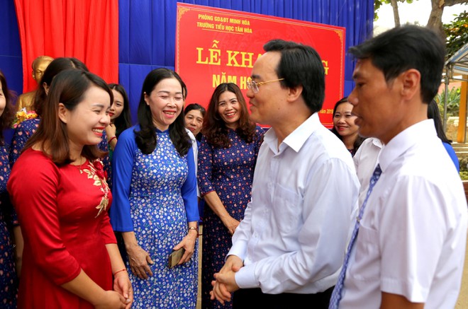 ລັດຖະມົນຕີກະຊວງສຶກສາ ແລະ ບຳລຸງສ້າງ ຫວຽດນາມ ສະເຫຼີມສະຫຼອງ ວັນຄູ ຫວຽດນາມ 20 ພະຈິກ
