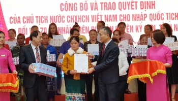 ແຂວງ ເຫງ້ອານ ມອບຂໍ້ຕົກລົງເຂົ້າສັນຊາດ ໃຫ້ພົນລະເມືອງລາວຈຳນວນ 70 ຄົນ