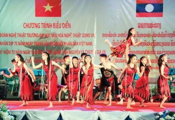ຄະນະສິລະປະມະຫາວິທະຍາໄລວັດທະນະທຳສິລະປະດົນຕີ ກອງທັບປະຊາຊົນຫວຽດນາມ ສືບຕໍ່ເຄື່ອນໄຫວການສະແດງ ຢູ່ແຂວງວຽງຈັນ