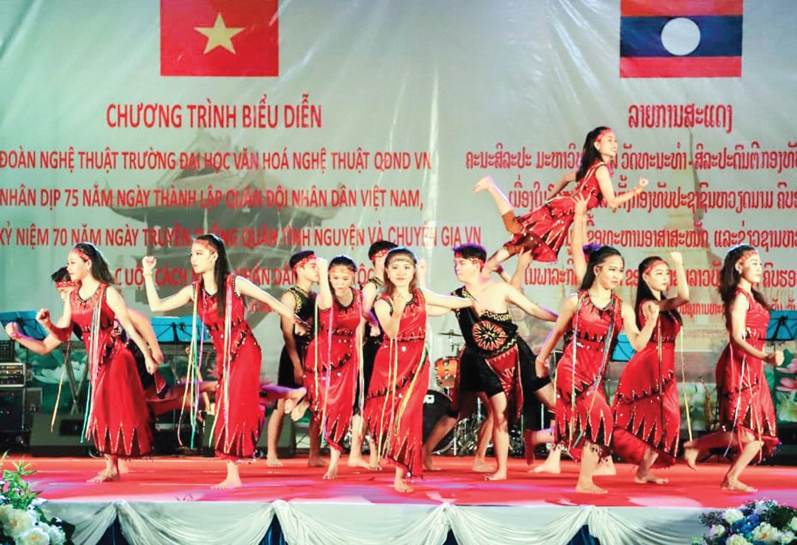 ຄະນະສິລະປະມະຫາວິທະຍາໄລວັດທະນະທຳສິລະປະດົນຕີ ກອງທັບປະຊາຊົນຫວຽດນາມ ສືບຕໍ່ເຄື່ອນໄຫວການສະແດງ ຢູ່ແຂວງວຽງຈັນ