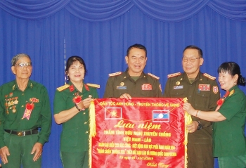 ນັກຮົບເກົ່າຕີພິເສດຕົວເມືອງເຂດພາກໃຕ້ ກອງທັບປະຊາຊົນຫວຽດນາມຢ້ຽມຢາມກອງພົນທີ 5