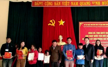 ປະຊາຊົນລາວ 53 ຄົນຢູ່ແຂວງກ່ອນຕຸ່ມ ໄດ້ຮັບສັນຊາດຫວຽດນາມ