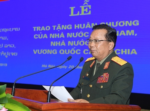 ພິ​ທີປະ​ດັບຫຼຽນ​ໄຊ​ຂອງ​ ປະ​ເທດຫວຽດ​ນາມ, ປະ​ເທດລາວ ​ໃຫ້​ແກ່ ບັນ​ດາ​ໝູ່​ຄະ​ນະແລະ ​ບຸກຄົນ