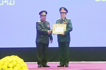 ພິ​ທີປະ​ດັບຫຼຽນ​ໄຊ​ຂອງ​ ປະ​ເທດຫວຽດ​ນາມ, ປະ​ເທດລາວ ​ໃຫ້​ແກ່ ບັນ​ດາ​ໝູ່​ຄະ​ນະແລະ ​ບຸກຄົນ