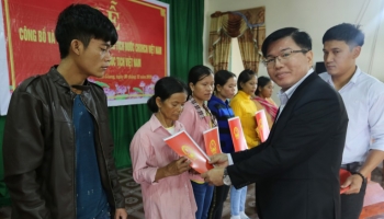 ແຂວງກວາງນາມ ໄດ້ມອບຂໍ້ຕົກລົງເຂົ້າສັນຊາດຫວຽດນາມໃຫ້ແກ່ພົນລະເມືອງລາວ 20 ຄົນ
