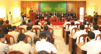 កម្ពុជាបំពាក់គ្រឿងឥស្សរិយយសសហមេត្រីជូនថ្នាក់ដឹកនាំខេត្ត Gia Lai និងខេត្ត Kon Tum នៃប្រទេសវៀតណាម