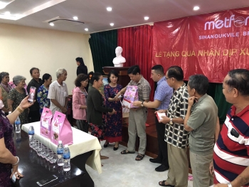 ស្ថានអគ្គកុងស៊ុលវៀតណាមប្រចាំនៅខេត្តព្រះសីហនុ (កម្ពុជា) ផ្តល់អំណោយដល់គ្រួសារវៀតណាមដែលជួបការលំបាក
