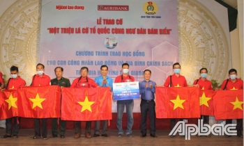 ខេត្ត Tien Giang៖ ពិធីប្រគល់ទង់ជាតិចំនួន ១០០០ ដើម្បីលើកទឹកចិត្តអ្នកនេសាទឱ្យច្បាមជាប់នឹងសមុទ្រ