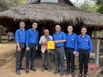 ស្រុក Bau Bang រៀបចំកម្មវិធីនិទាឃរដូវសម្រាប់កុមារនៅតាមព្រំដែននិងទៅសួរសុខទុក្ខអ្នកភូមិនិងជនជាតិភាគតិចនៅព្រំដែនវៀតណាម - កម្ពុជា