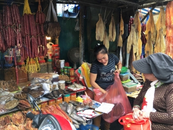 អញ្ជើញមកទស្សនាទីផ្សារសម្រាប់អាណិកជននៅទីក្រុងហូជីមិញ ដើម្បីរីករាយទទួលទានជាមួយមុខម្ហូបបែបខ្មែរ