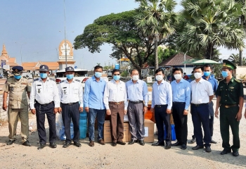 មន្ទីរសុខាភិបាលខេត្តឡុងអានប្រគល់សម្ភារបរិក្ខាពេទ្យជូនដើម្បីទប់ស្កាត់ជំងឺកូវីដ១៩ សម្រាប់កម្ពុជា