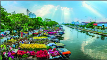 ទីផ្សារផ្កាអណ្តែតលើទឹកក្នុងឱកាស​បុណ្យ​ចូល​ឆ្នាំថ្មីប្រពៃណី​ជាតិ​វៀត​ណាម​ឆ្នាំឆ្លូវត្រីស័ក ២០២១