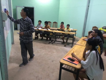 គណៈប្រតិភូរបស់ស្ថានអគ្គកុងស៊ុលវៀតណាមប្រចាំនៅខេត្តព្រះសីហនុ មកទស្សនាថ្នាក់រៀនភាសាវៀតណាមនៅខេត្ដកំពត
