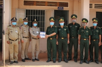 កងទ័ពការពារព្រំដែនវៀតណាមប្រគល់ជូនម៉ាស់ការពារនិងបង្កើតខ្សែទូរស័ព្ទបន្ទាន់ ដើម្បីជួយបណ្តាខេត្តជាប់ព្រំដែនឡាវនិងកម្ពុជា