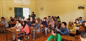 រៀបចំថ្នាក់រៀនដើម្បី ជួយជ្រោមជ្រែងដល់ប្រជាជនដើមកំណើតវៀតណាមនៅកម្ពុជាដែលមានបំណងចូលសញ្ជាតិកម្ពុជា