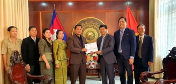 ថ្នាក់ដឹកនាំខេត្តកំពតមកទស្សនានិងជូនពរឆ្នាំថ្មី ដល់បុគ្គលិកនិងមន្ត្រីធ្វើការនៅ ស្ថានអគ្គកុងស៊ុលវៀតណាម ប្រចាំនៅខេត្តព្រះសីហនុនៃព្រះរាជាណាចក្រកម្ពុជា ក្ន