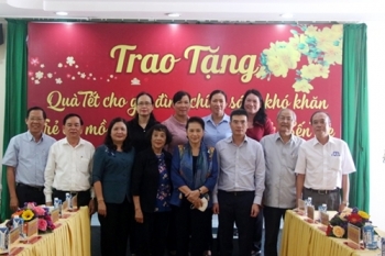 ប្រធានរដ្ឋសភាវៀតណាមអញ្ជើញចូលរួមពិធីប្រគល់អំណោយជូនគ្រួសារទទួលរបបគោលនយោបាយពីរដ្ឋ និងគ្រួសារក្រីក្រនៅខេត្ត Ben Tre