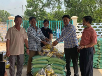 ពិធីប្រគល់អំណោយដល់បងប្អូនប្រជាជនមានដើមកំណើតវៀតណាម នៅខេត្តកោះកុង ក្នុងឱកាសបុណ្យចូលឆ្នាំថ្មីប្រពៃណីជាតិវៀតណាម (បុណ្យតេត)ឆ្នាំ ២០២១