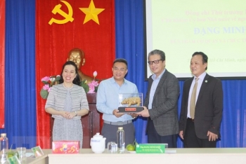 ទៅសួរសុខទុក្ខ ជូនពរបុណ្យចូលឆ្នាំថ្មីប្រណៃណីជាតិ វៀតណាមនិងអំណោយដល់អាណិកជនវៀតណាមដ៏គំរូ នៅទីក្រុង Ho Chi Minh