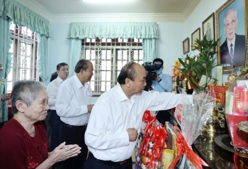 នាយករដ្ឋមន្រ្តីវៀតណាមលោក Nguyen Xuan Phuc អញ្ជើញអុជធូបរំលឹកវិញ្ញាណក្ខ័ន្ធថ្នាក់ដឹកនាំបក្សនិងរដ្ឋ