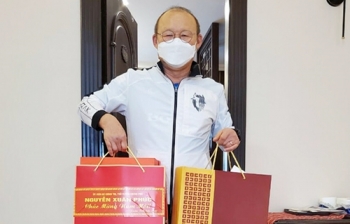 លោកនាយករដ្ឋមន្រ្តី Nguyen Xuan Phuc ប្រគល់អំណោយជូនគ្រូបង្វឹក Park Hang-seo ក្នុងឱកាសបុណ្យចូលឆ្នាំថ្មីប្រពៃណីជាតិវៀតណាម