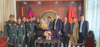 ថ្នាក់ដឹកនាំមេបញ្ជាការយោធភូមិភាគទី៣  ជូនពរឆ្នាំថ្មីប្រពៃណីដល់ស្ថានអគ្គកុងស៊ុលវៀតណាមប្រចាំនៅក្រុងព្រះសីហនុ