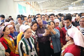 រោងចក្រដែលបានបិទនៅកម្ពុជា អាចនឹងបើកឡើងវិញ ក្រោយនាវាចិន៧គ្រឿងដឹកវត្ថុធាតុដើមវិស័យវាយនភណ្ឌកាត់ដេរជាង៦០កុងតឺន័រ មកដល់កំពង់ផែ ខេត្តព្រះសីហនុ