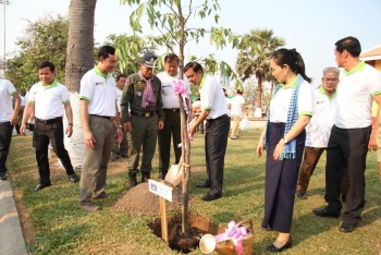 ក្រសួងទេសចរណ៍ និងអភិបាលខេត្តបាត់ដំបង បំផុសគូស្រករថ្មីថ្មោងចូលរួមដាំដើមឈើទុកជាអនុស្សាវរីយ៍