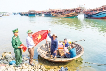 ទង់ជាតិមាតុភូមិបានព្យួរលើនាវានេសាទ នៅពេលធ្វើដំណើរទៅកាន់លហំរសមុទ្រ