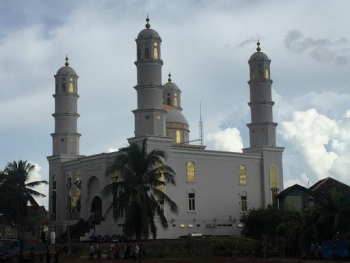 កម្ពុជាសម្រេចលុបចោលកម្មវិធីជួបជុំសាសនាធំៗរបស់ឥស្លាមដើម្បីបង្ការប្រឆាំងជំងឺរាតត្បាត Covid - 19