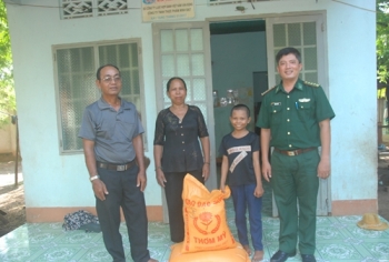 មនោសញ្ចេតនារវាងប្រជាជន និងកងទ័ពនៅតំបន់ព្រំដែនវៀតណាម - កម្ពុជា