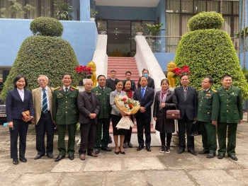 សមាគមមិត្តភាពវៀតណាម - កម្ពុជា ប្រគល់សម្ភារៈជាម៉ាស់អាវពេទ្យនិងថវិកាដល់ប្រជាជនកម្ពុជាបង្កាប្រឆាំងនឹងជំងឺកូវីដ១៩