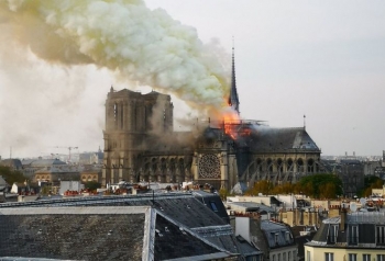 វិហារ Notre-Dame ដួងព្រលឹង​នៃប្រជាជាតិបារាំងខ្ទេចខ្ទាំ​ដោយសារ​ភ្លើង​ឆេះ​