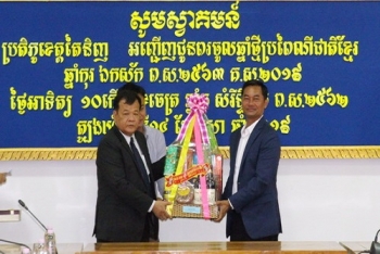 ថ្នាក់ដឹកនាំខេត្តតៃនិញ ទៅសាកសួរសុខទុក្ខ និងជូនពរបុណ្យចូលឆ្នាំថ្មីប្រពៃណីខ្មែរនៅខេត្តត្បូងឃ្មុំ នៃកម្ពុជា