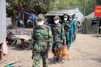កងទ័ពការពារព្រំដែនហូបមីកញ្ចប់ ដេកលើអង្រឹង យាមល្បាតតាមផ្លូវលំ ដើម្បីប្រយុទ្ធប្រឆាំងនឹងជំងឺរាតត្បាត