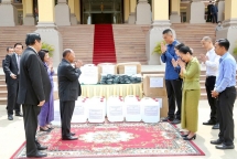 សម្តេចប្រធានរដ្ឋសភា អញ្ជើញទទួលម៉ាស និងអាល់កុល ពីសប្បុរសជន សម្រាប់ថ្នាក់ដឹកនាំរដ្ឋសភា ចែកជូនពលរដ្ឋក្នុងការការពារពីជំងឺកូវីដ១៩