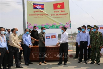 វៀតណាមជួយឧបត្ថម្ភគាំទ្រដល់ខេត្តព្រៃវែង (កម្ពុជា) នូវសម្ភារៈបរិក្ខាពេទ្យក្នុងការបង្ការនិងប្រយុទ្ធប្រឆាំងនឹងជម្ងឺរាតត្បាតកូវីដ១៩