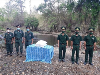 កងទ័ពការពារព្រំដែនខេត្ត Dak Nong ប្រគល់អង្ករចំនួន ២ តោនដល់ប្រជាជនក្រីក្រនៅតំបន់ព្រំដែន