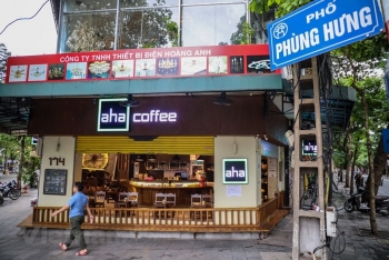 នៅថ្ងៃដំបូងនៃការបន្ធូរបន្ថយការរក្សាគម្លាតសង្គម វិថីនានានៅរដ្ឋធានី Ha Noi មានមនុស្សយ៉ាងច្រើនកុះករ ហាងជាច្រើនមានសភាពអ៊ូអរ